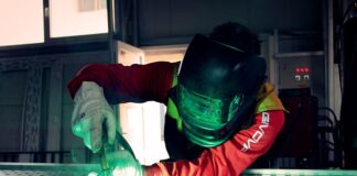 Dlaczego klei się elektroda?